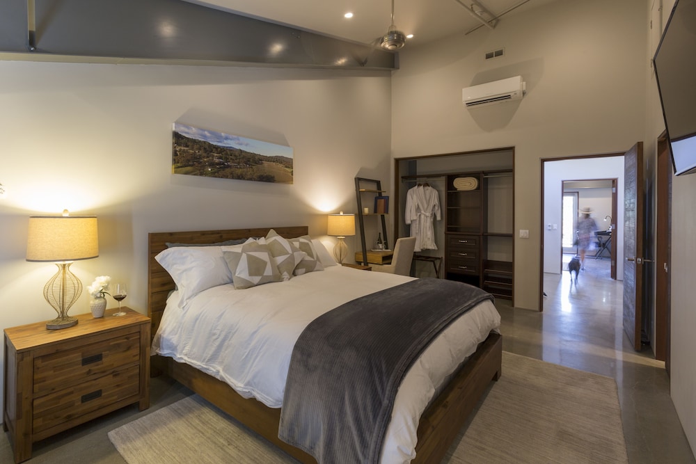 Deluxe Room, 1 King Bed, Non Smoking - Photo 2