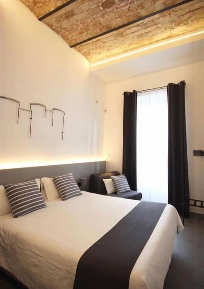 Deluxe Suite, 1 Queen Bed, Non Smoking, City View