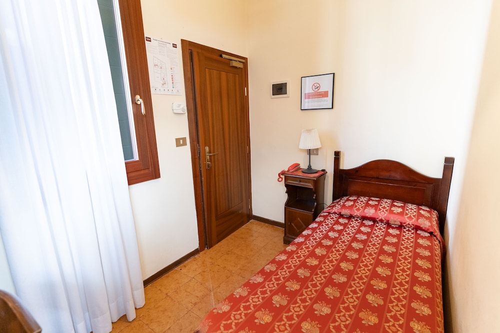 Basic Single Room, 1 Twin Bed, Ensuite, Garden View photo 1