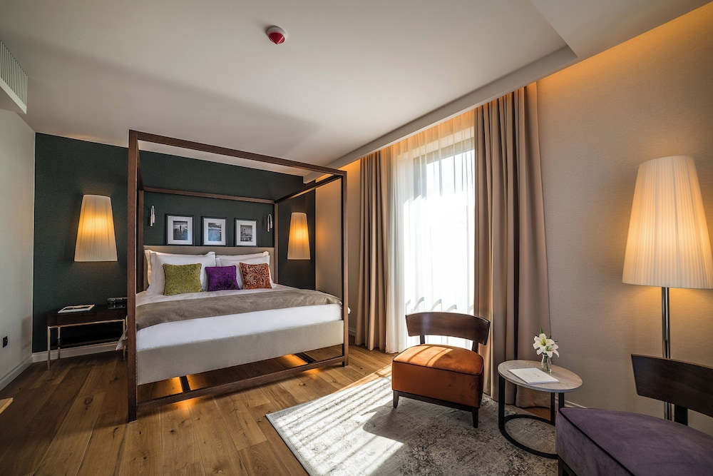 Premium Room, 1 King Bed - Photo 1