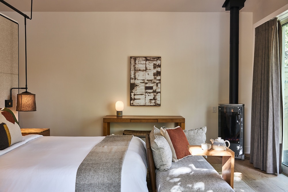 Studio, 1 King Bed, Hearing Accessible (Calistoga, Roll-inShower) - Photo 1