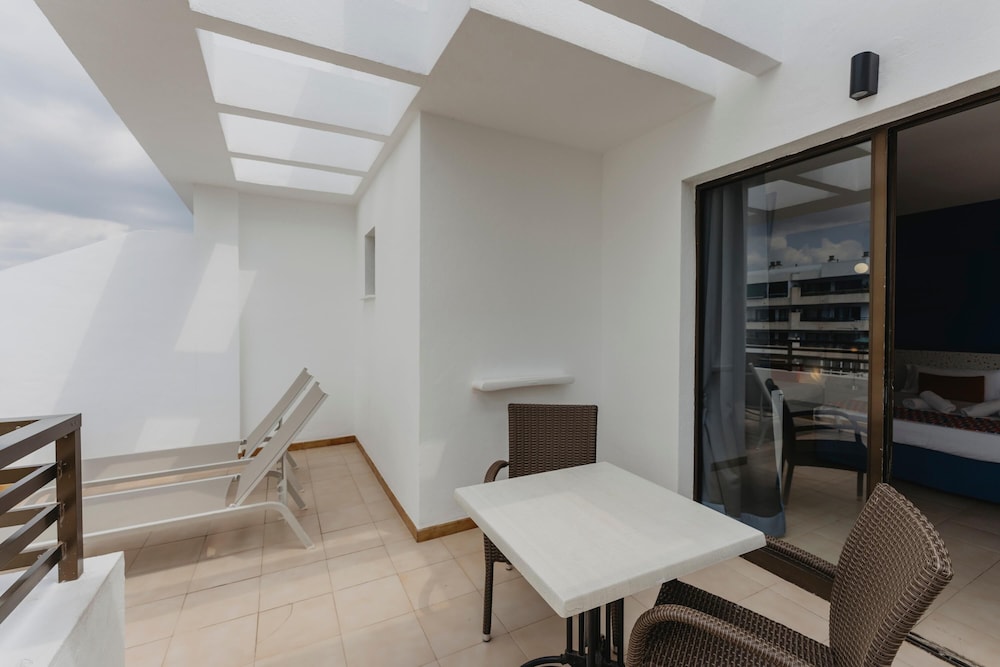 XL Balcony Comfort Studio