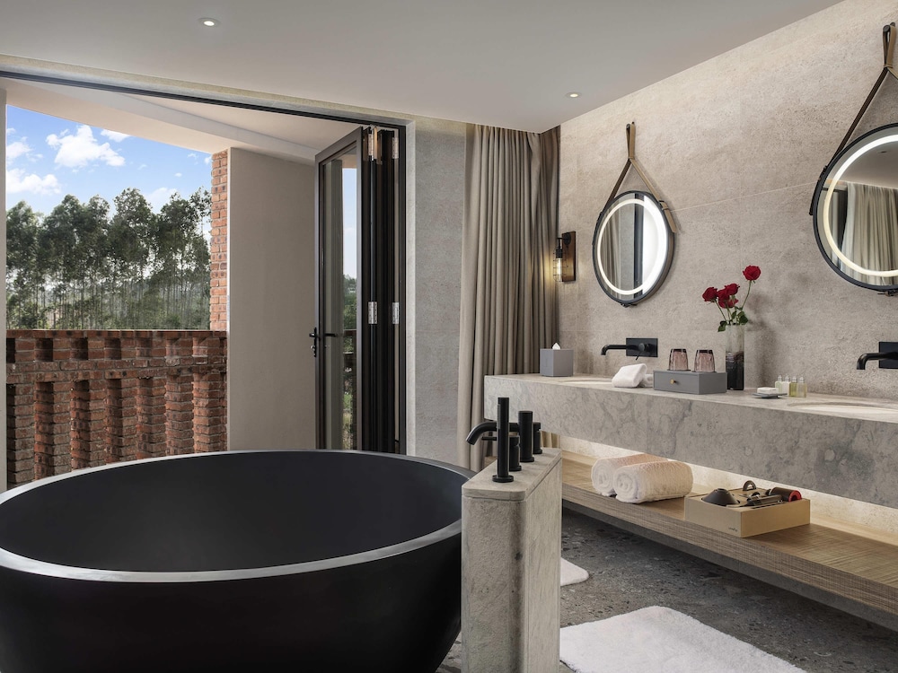 Room, 1 King Bed, Balcony, Lake View (The Ruby Wheel) - Photo 2