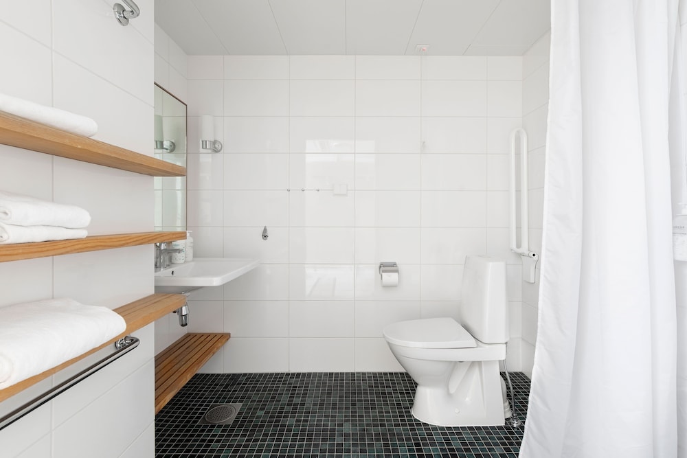 Standard Twin Room, Mobility Accessible - Photo 4