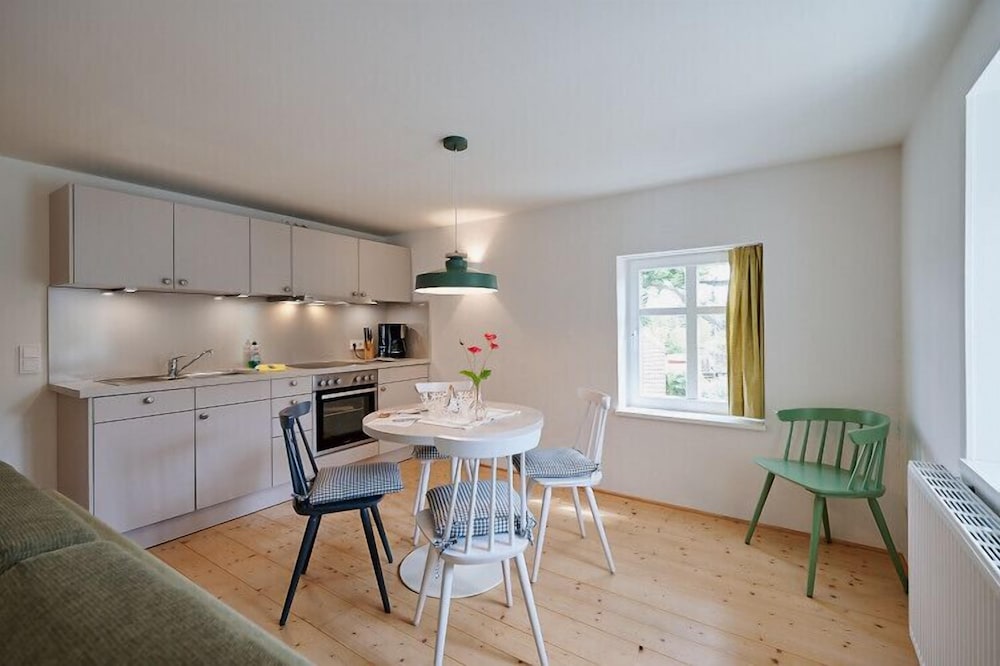 Basic Condo photo 2