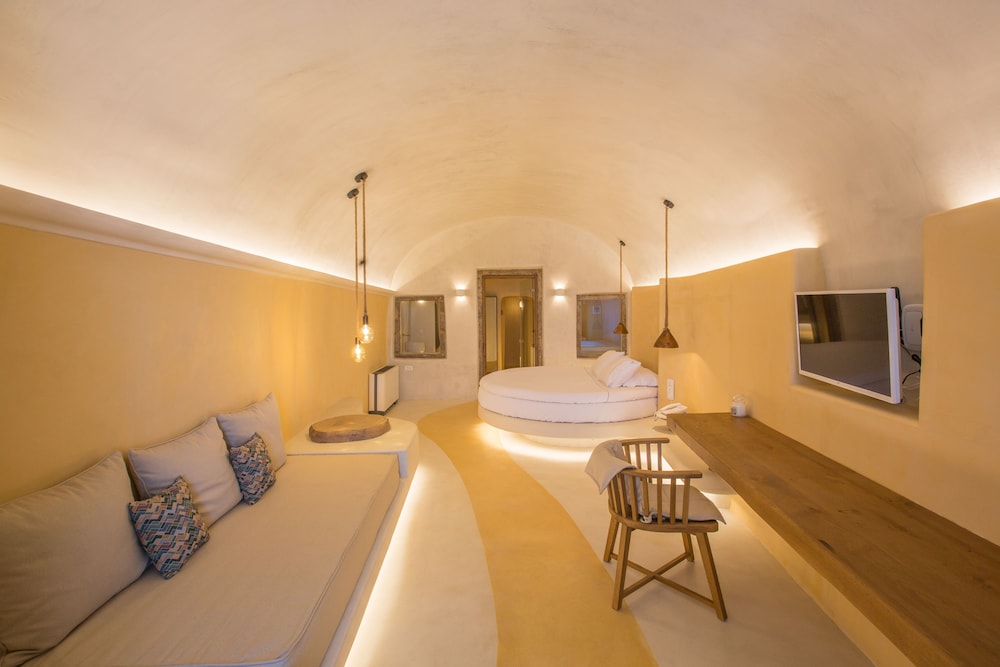 4 Deluxe Cliff Cave Suite (Indoor Massage Pool) - Photo 1