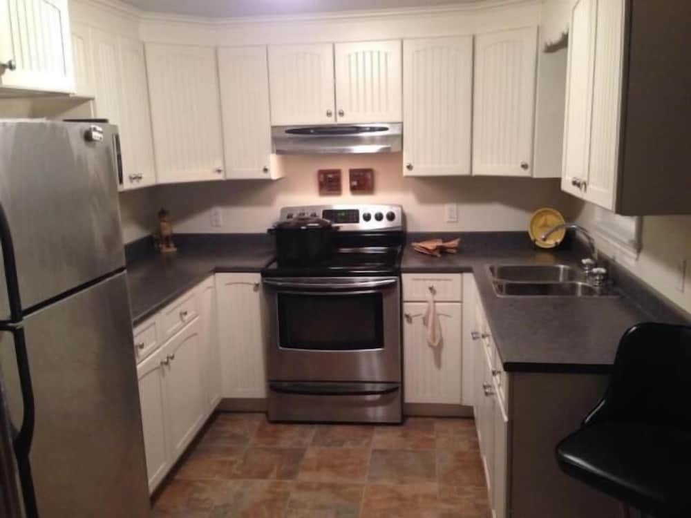 Cottage, 2 Bedrooms, Hot Tub (RV on-site with additional beds) photo 2