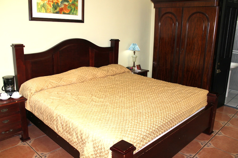 Standard Room, 1 King Bed - Courtyard Wing photo 1
