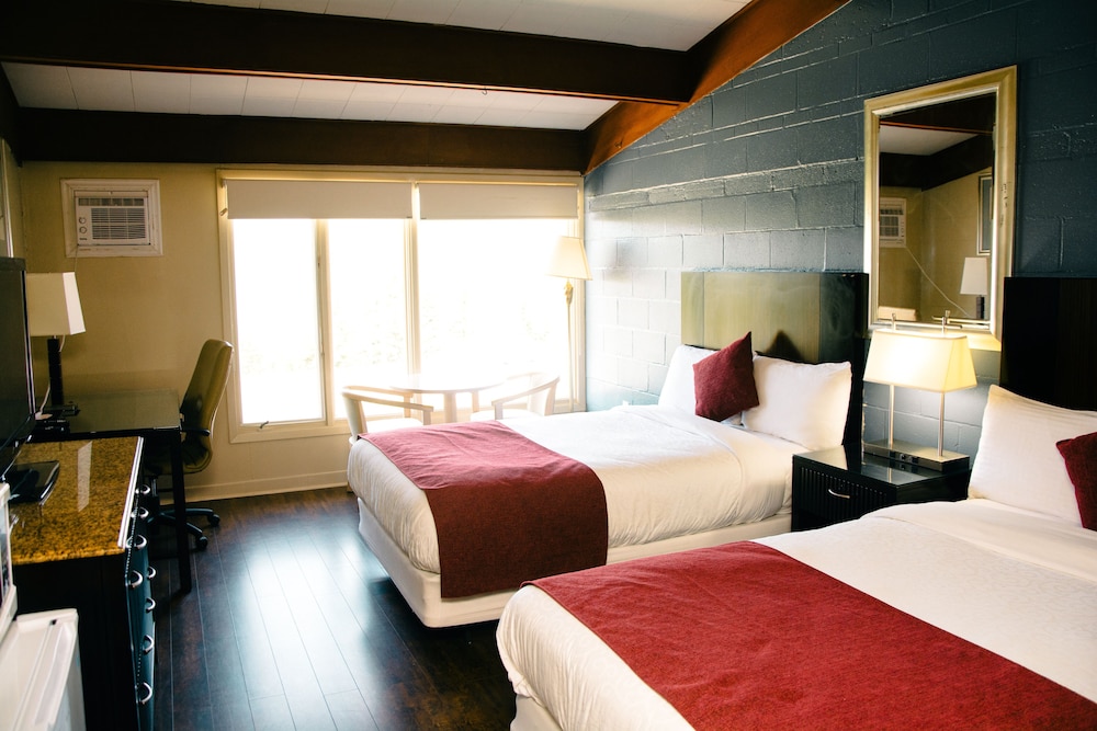 Deluxe Room, 1 King Bed, Lake View photo 2