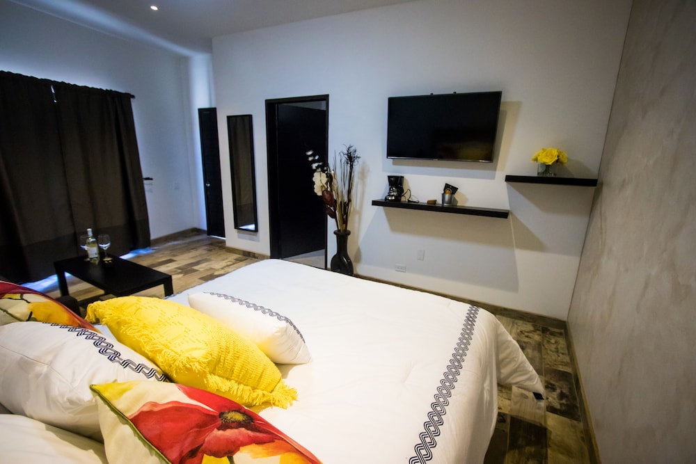 Deluxe Room, 1 Queen Bed, Non Smoking photo 1