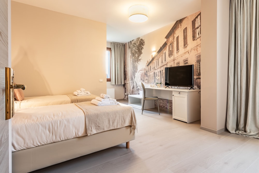 Standard Double or Twin Room, Pool View (Ferrara)