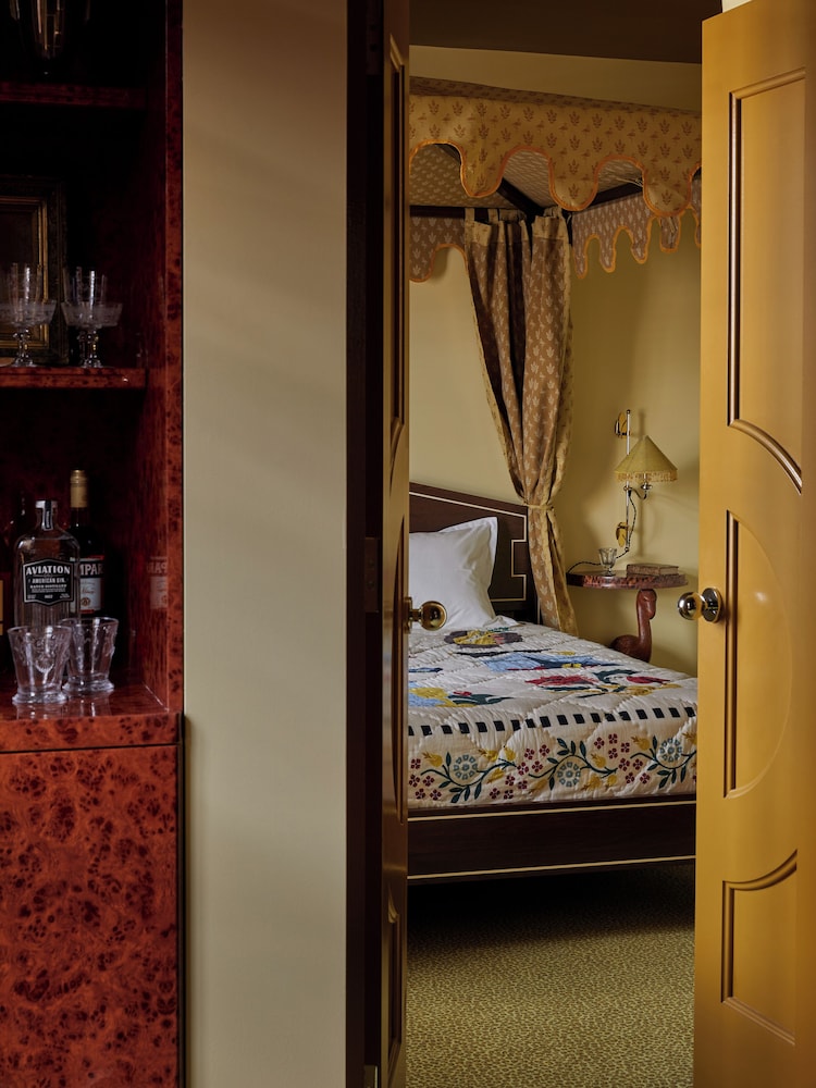 Suite (The Tomorrow)