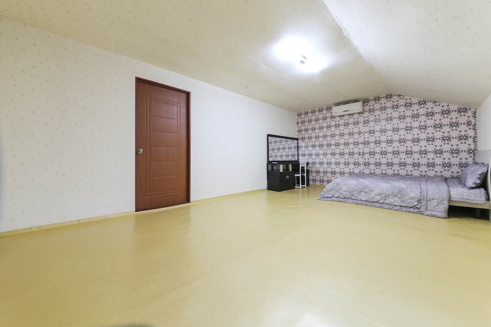Family Room (14 Ppl) photo 3
