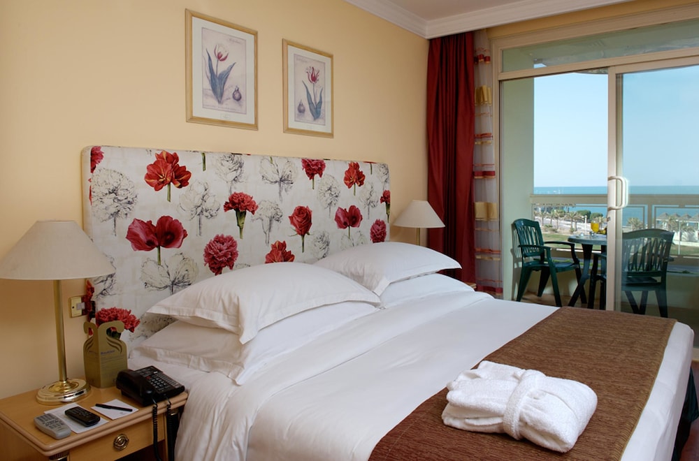 Superior Room, 1 King Bed, Sea View photo 2