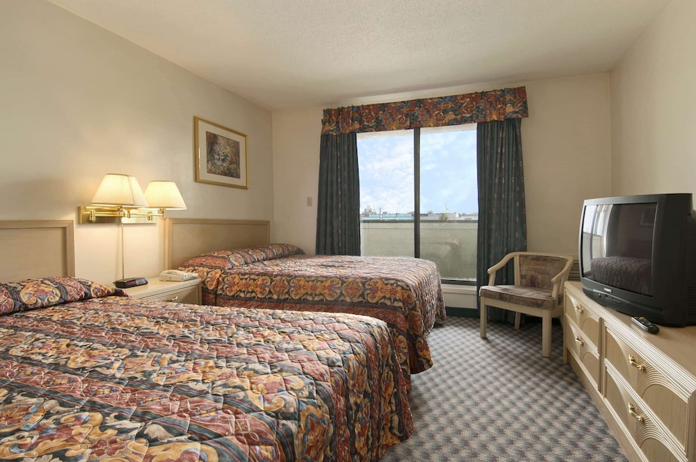 Standard Room, 2 Queen Beds - Photo 1