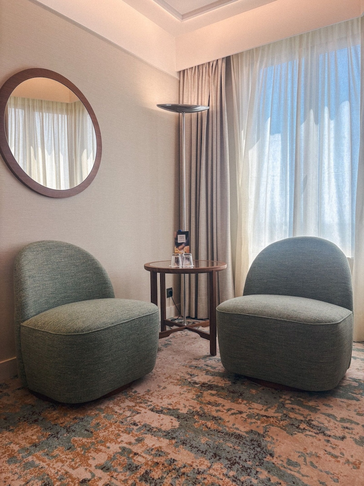 Junior Suite, 1 Queen Bed, Corner (High Floor) thumbnail 6
