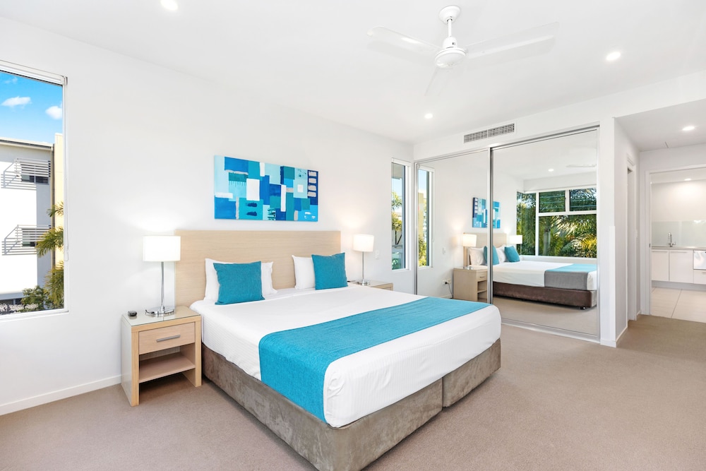 Standard Apartment, 3 Bedrooms, Pool View photo 2