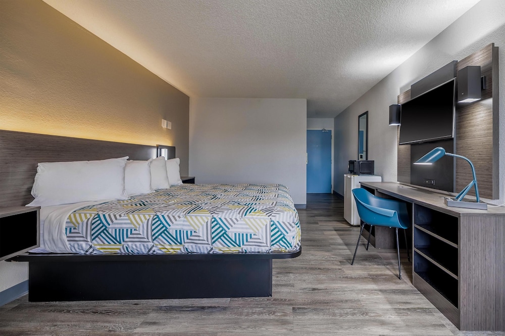 Deluxe Room, 1 King Bed, Non Smoking - Photo 7