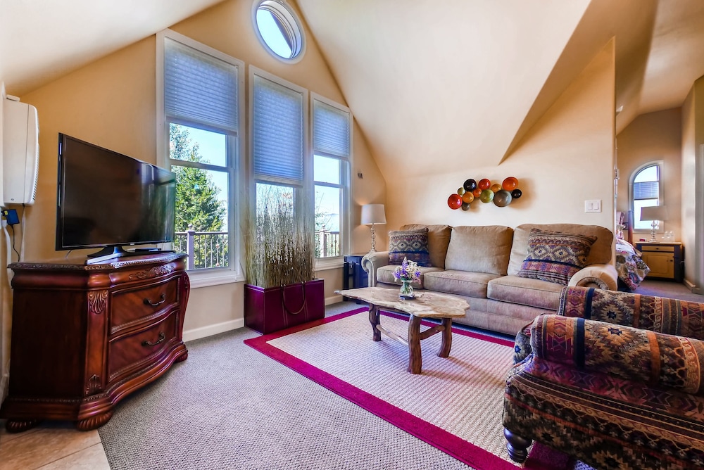 High Noon Suite (1 Queen Bed)