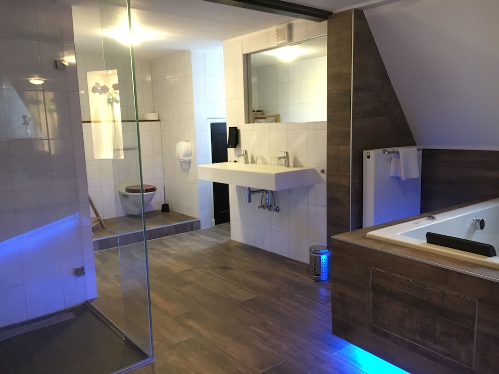 Honeymoon Suite, Jetted Tub photo 2