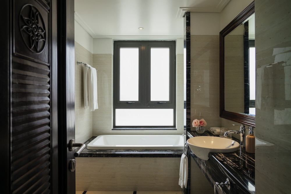 Premium Double Room thumbnail 6