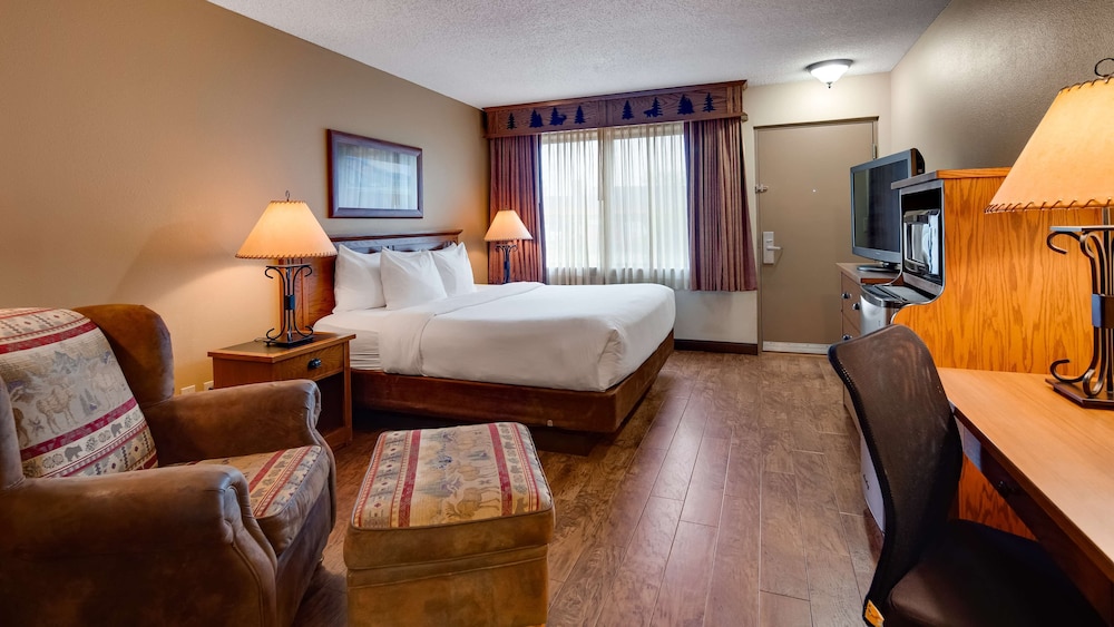 Business Room, 1 King Bed, Non Smoking, Refrigerator & Microwave photo 1