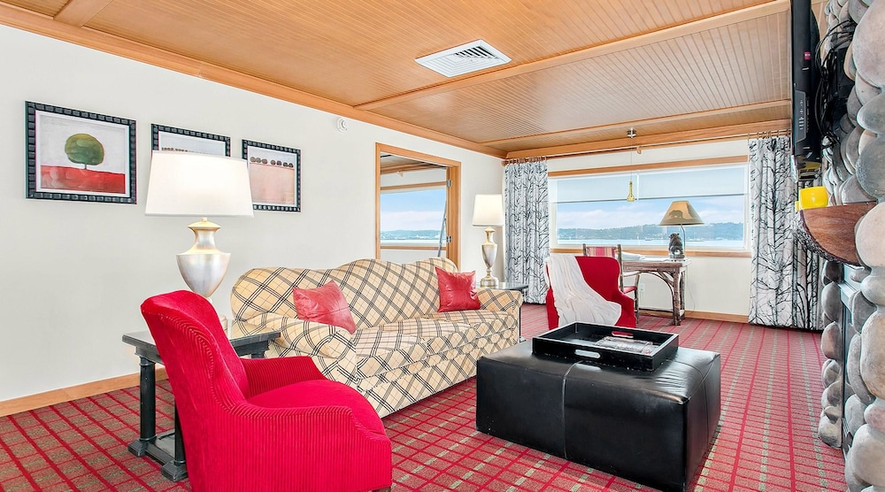 Executive Over Water Suite - Photo 2