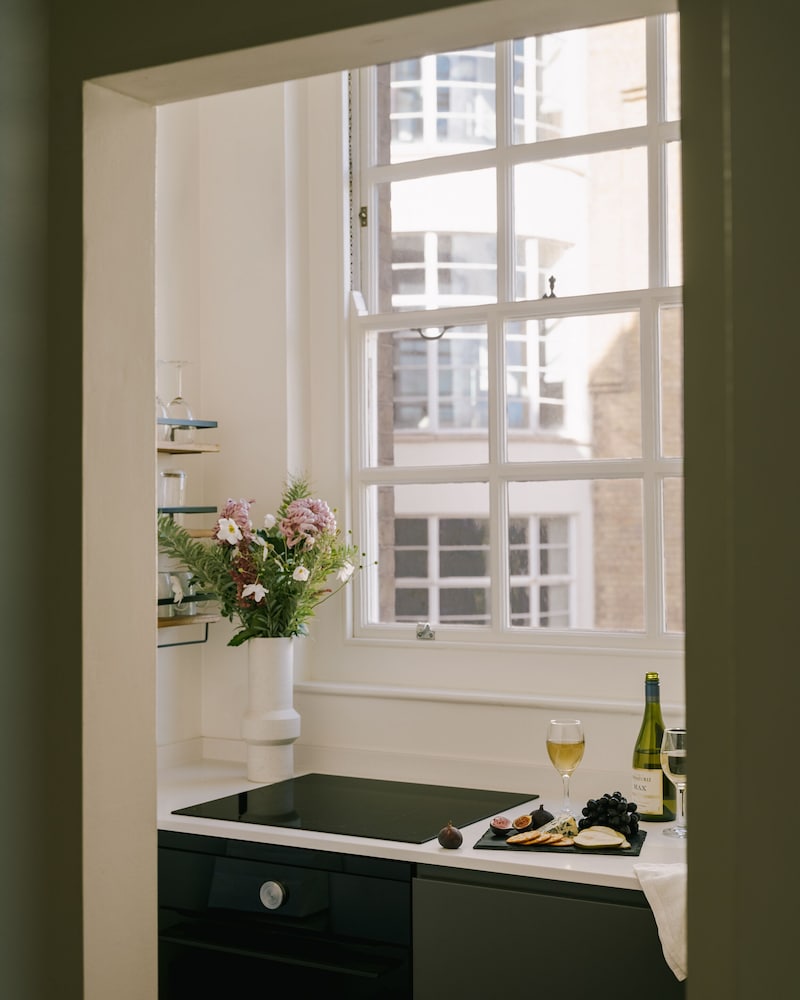 Premium Suite, 1 Queen Bed, Kitchenette photo 3