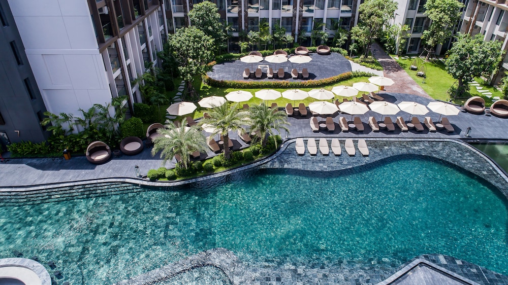Grand Deluxe Pool View Room - Photo 4