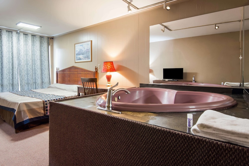 Suite, 1 King Bed, Jetted Tub photo 1