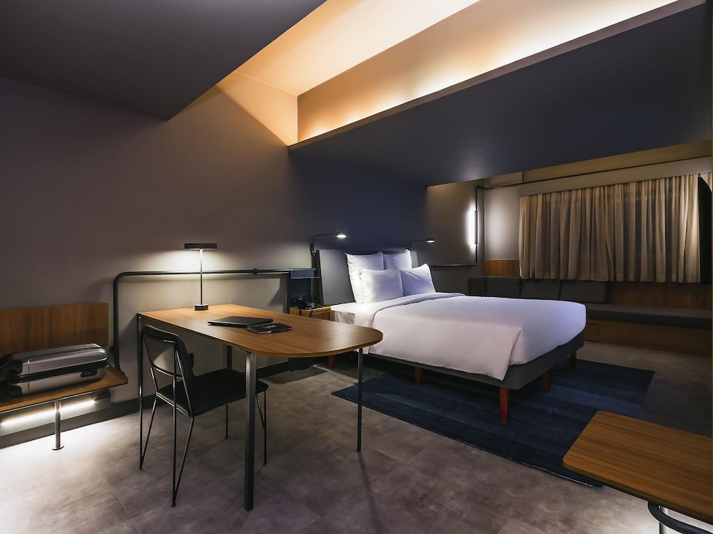 Executive Room, 1 King Bed, Microwave - Photo 1