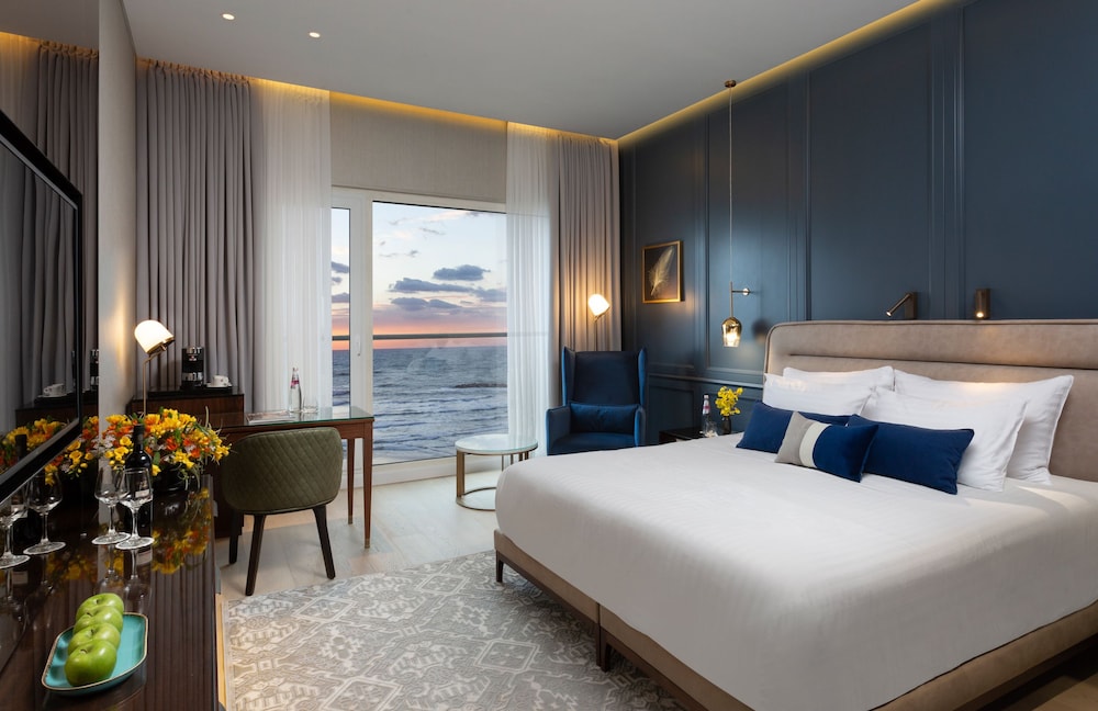 Standard Room, 1 King Bed, Club Lounge Access (Lounge Access) - Photo 4