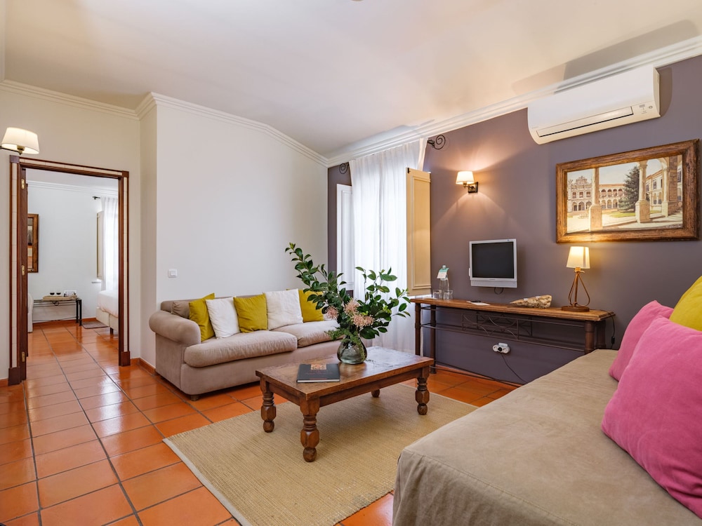 Suite, 1 King Bed - Photo 2