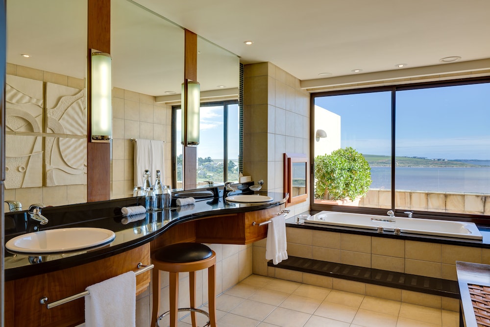 Deluxe King Suite with Garden View - Photo 9