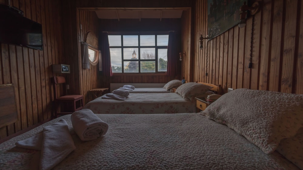 Standard Triple Room, 3 Twin Beds, Private Bathroom photo 3