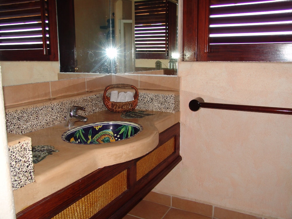 Deluxe Suite, 1 King Bed, Jetted Tub, Bay View photo 3