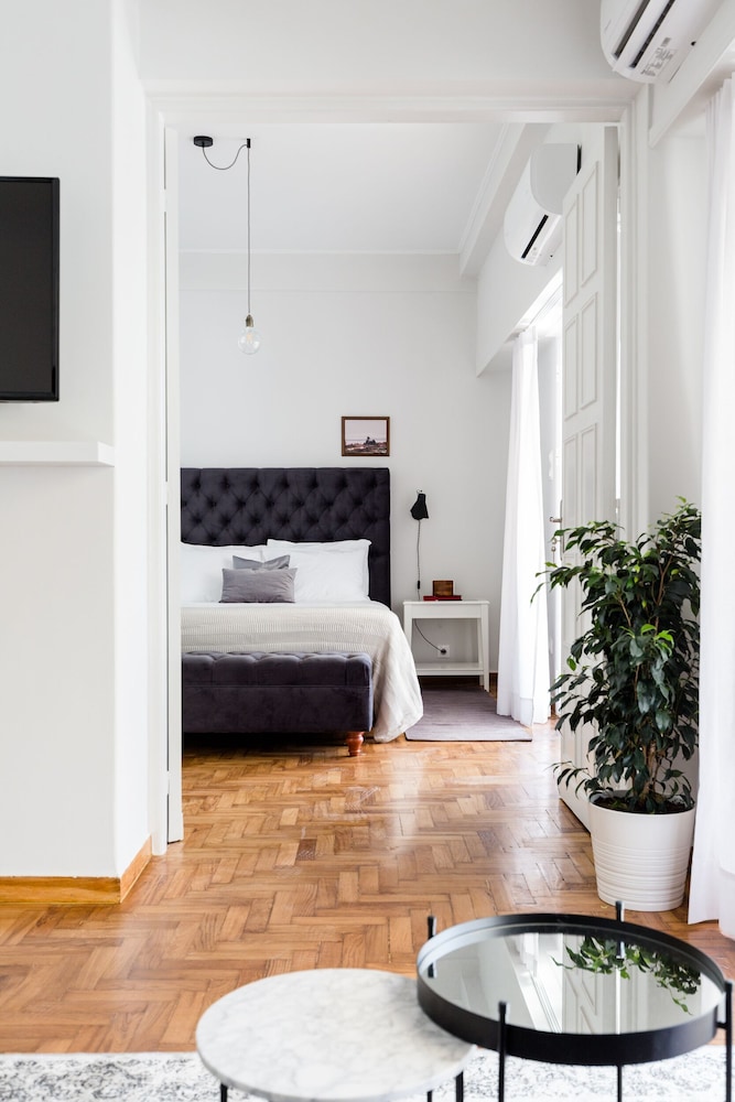 Apartment (Charming)