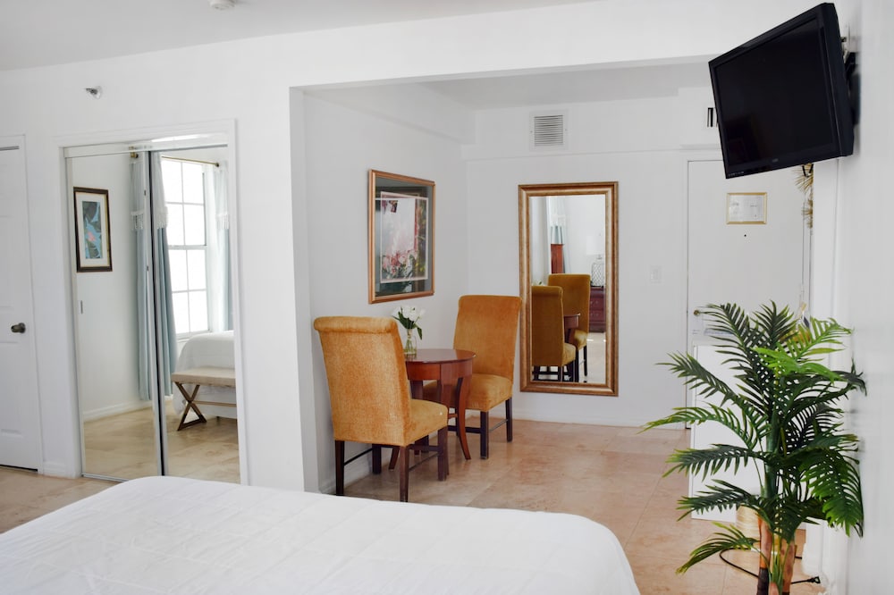 Deluxe Double Room, 2 Queen Beds - Photo 9