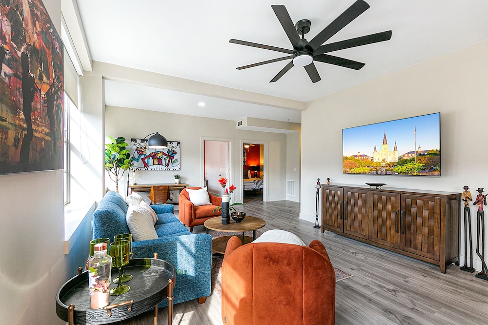 Luxury Condo, 4 Bedrooms, 2 Bathrooms