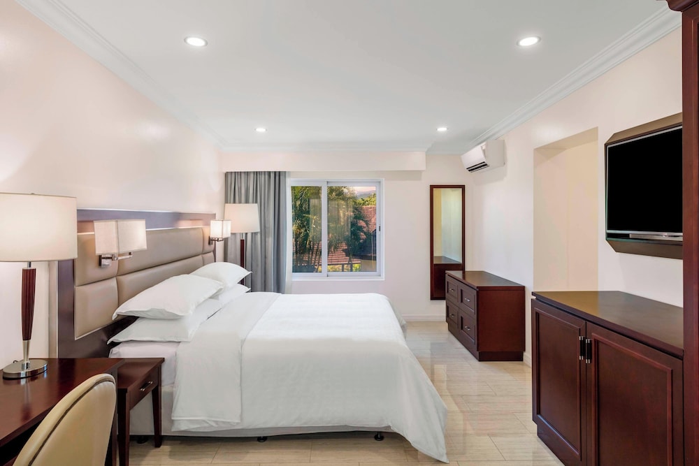 Family Room, 1 King Bed photo 1