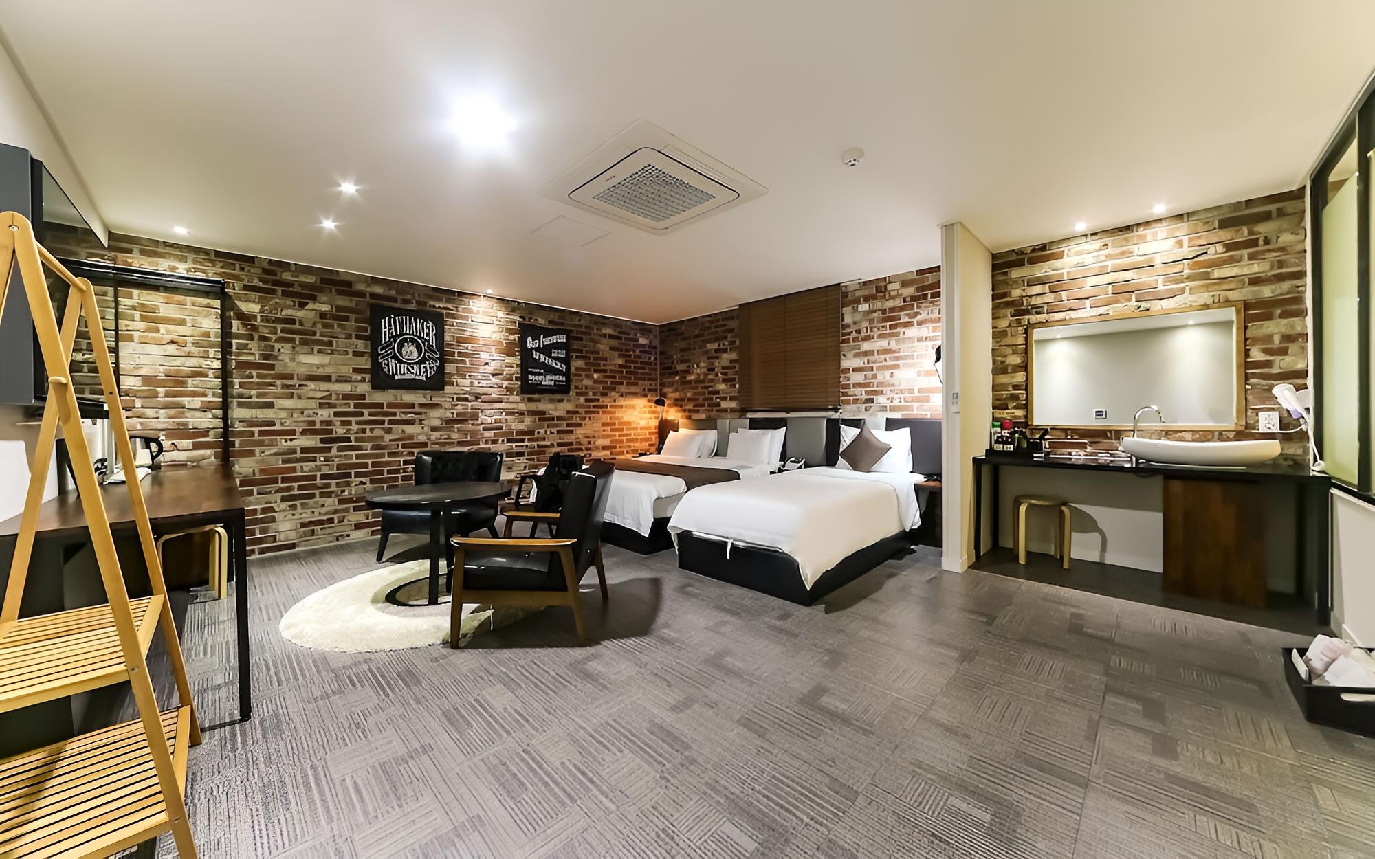 Room (VIPSKY 1 (Double + Single Bed Air Pur)