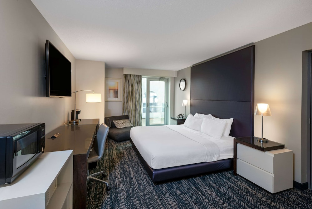 Room, 1 King Bed, Accessible, Lake View photo 2