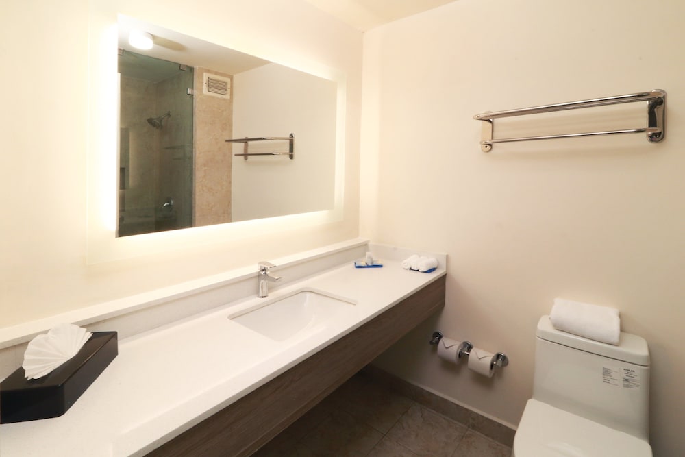 Standard Room, 2 Queen Beds, Ground Floor - Photo 11