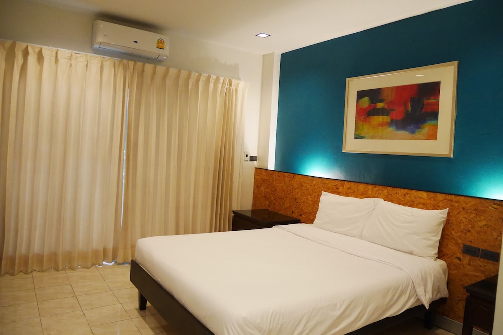 Standard Room, Queen Bed, Non Smoking photo 1
