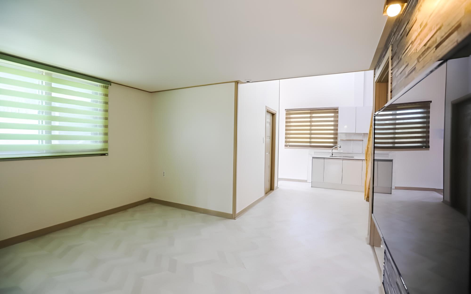 Room (Room 201) - Photo 3