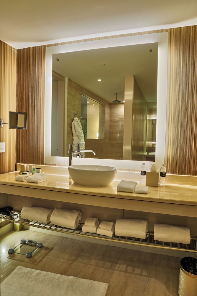 Suite, 1 King Bed, Non Smoking, City View - Photo 15