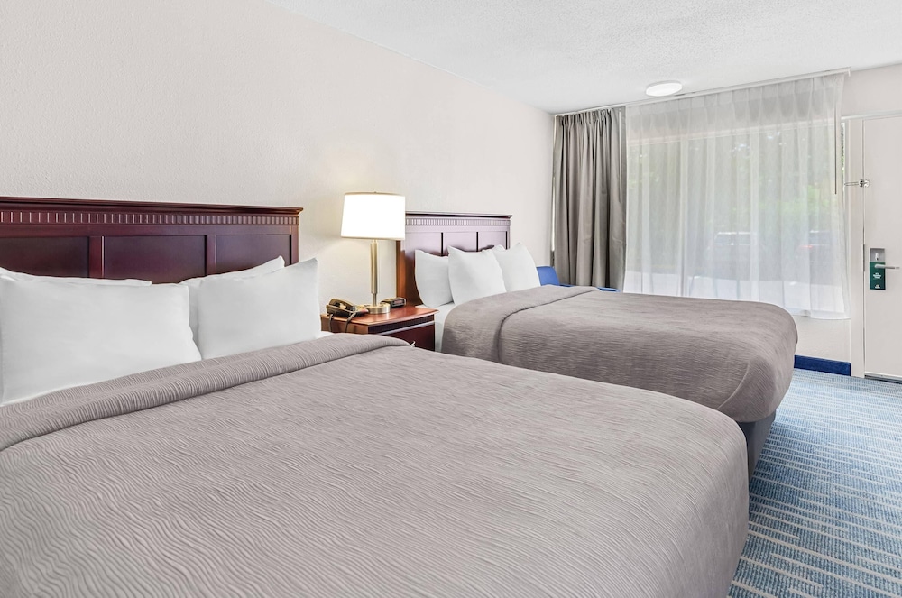 Standard Room, 2 Queen Beds, Non Smoking - Photo 5