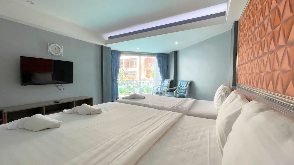 Deluxe Triple Room, Pool View - Photo 9