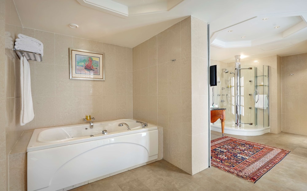 Regency, Executive Suite photo 3