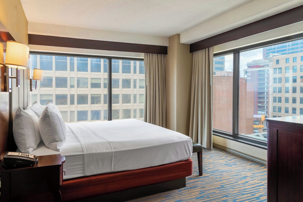 Room, 1 King Bed with Sofa bed, City View (Corner) photo 1